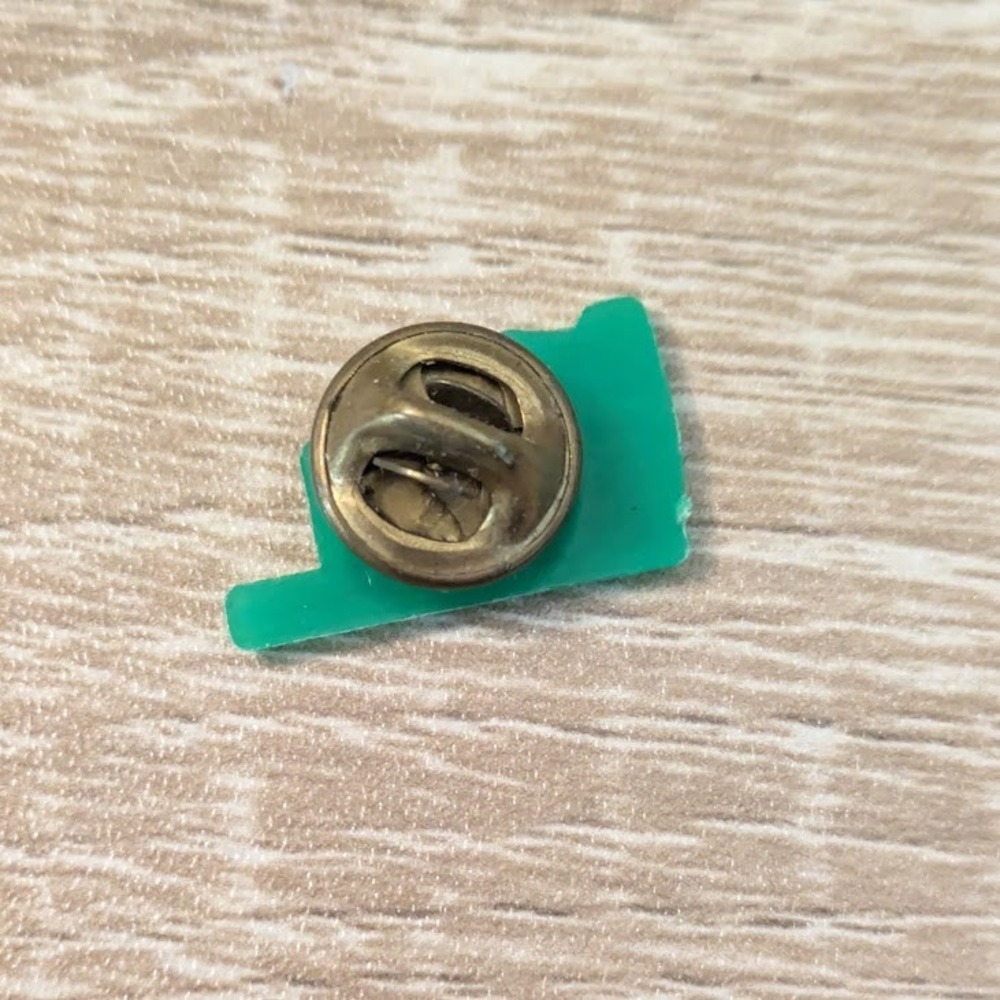 Vintage Oklahoma Agriculture State Shape Green Acrylic 1" Lapel Pin Hat Tie Tack - Picture 2 of 2